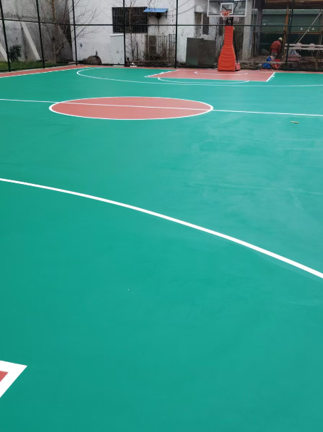 银州 球场长期使用易出现地面开裂